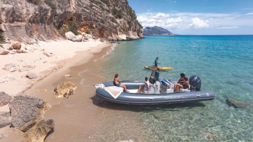 Schlauchboot hält in einer Bucht des Golfs von Orosei