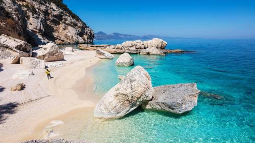 Blick auf den menschenleeren Strand von Cala Mariolu