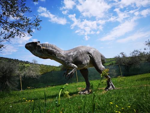 Dinosauro in mezzo alla natura di Bitti