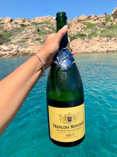 spumante champagne con sfondo mare