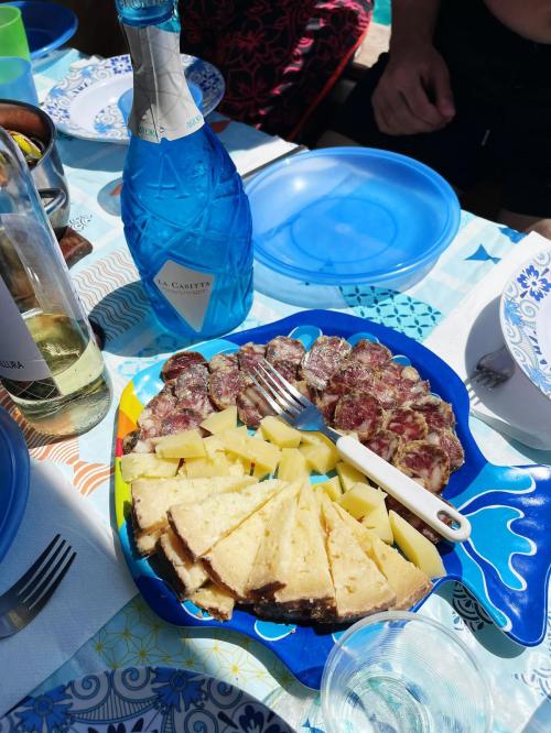 Entrée de charcuterie et de fromage sur une table dressée