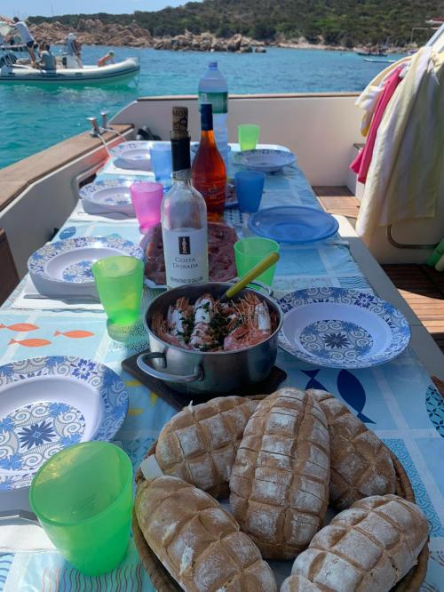 Pranzo a bordo a base di gamberi