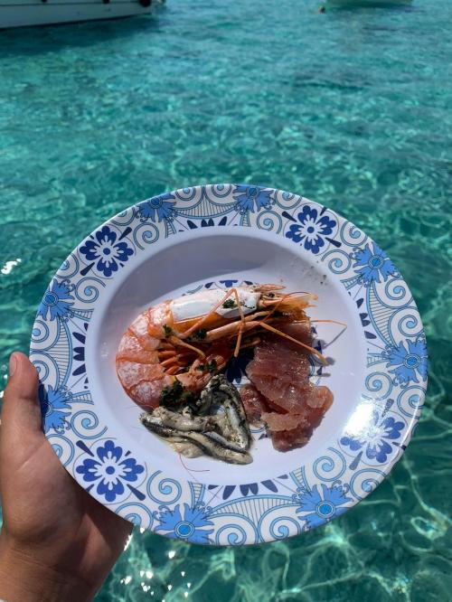 Plat avec crudités de poisson