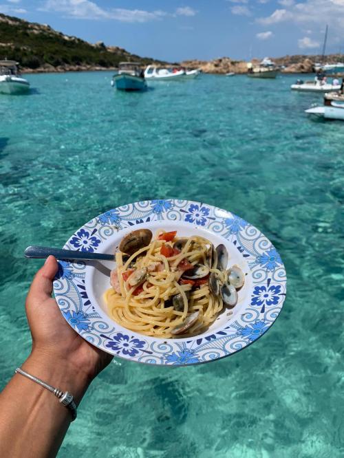Spaghetti allo scoglio with background on the sea