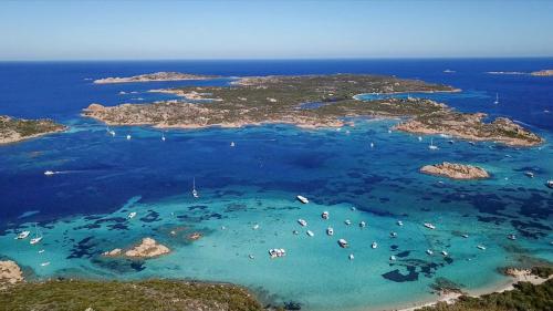 Panoramica sulle piscine di Budelli e sull'isola di Santa Maria