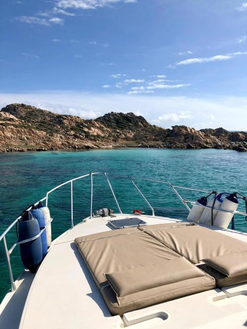 Avant du bateau avec coussins