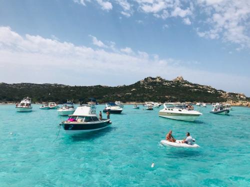 Vista dalla barca a motore sull'Arcipelago di La Maddalena