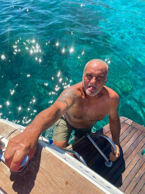 Capitano della barca risale a bordo