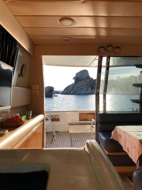 Intérieur de bateaux à moteur à Cala Corsara