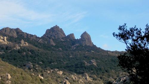 Picos de granito de los Siete Hermanos en Sinnai