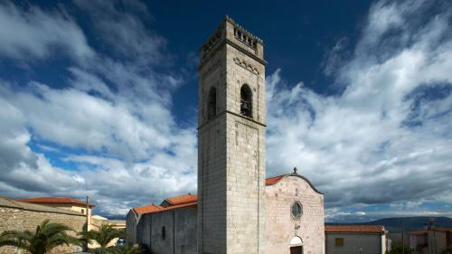Glockenturm und Kirche in der Nähe des Museums Cavallino und Giara