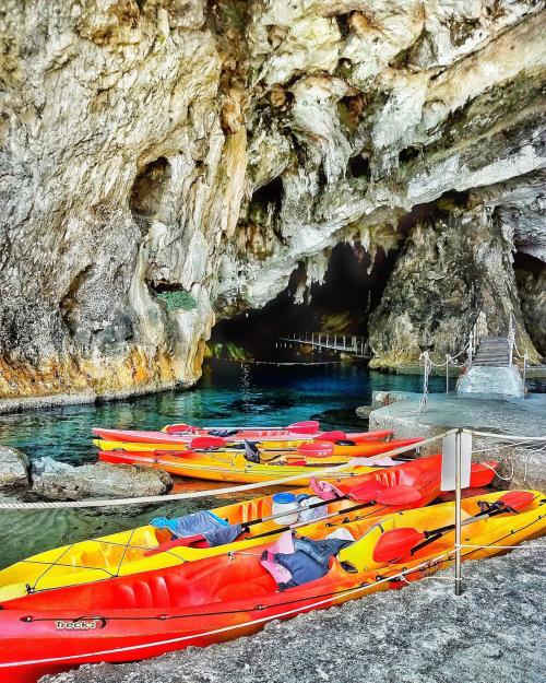 Kayak en la Grotta del Bue Marino