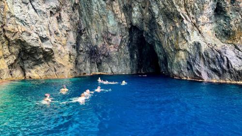 snorkeling nel mare cristallino della grotta dei Pellicani
