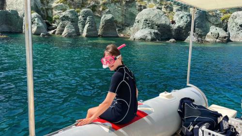 Mädchen bereitet sich auf das Schnorcheln im klaren Meer von Capo Marrargiu vor
