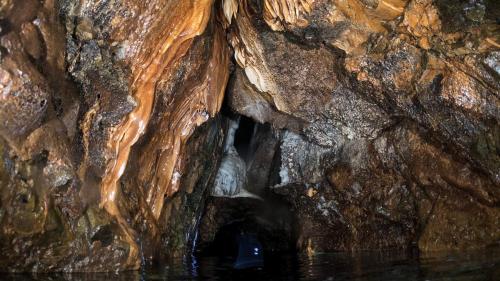 Stalaktiten in der Pelikanhöhle am Capo Marrargiu