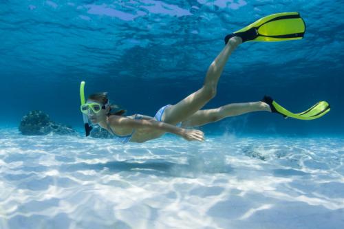 Mädchen während des Schnorchelausfluges im Meer von Bosa