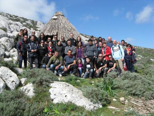 Gruppe von Wanderern auf Montalbo mit einem Führer während des Trekkings