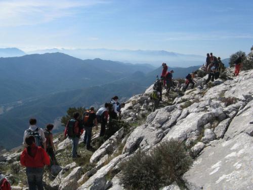 Gruppe von Wanderern entlang der Kämme von Montalbo an einem Tag des Trekkings