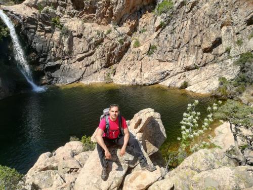 Caminante hace trekking en Río Pitrisconi