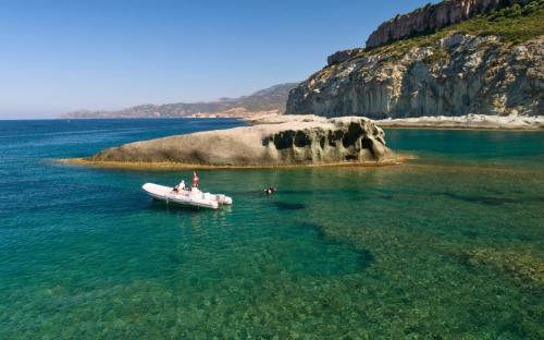 canot pneumatique dans les eaux vert émeraude de la côte de Bosa