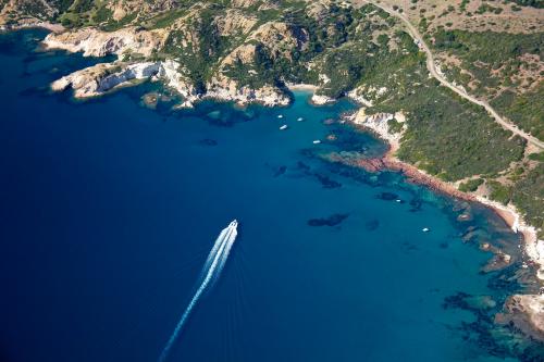 Dinghy approaches the coast