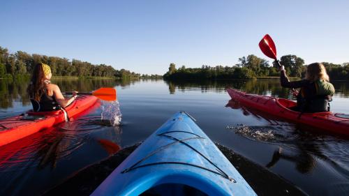 Kayakistes sur la côte de Bosa