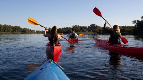 Kayakistes sur la côte de Bosa