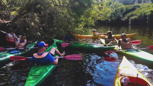 Kayakistes sur la côte de Bosa