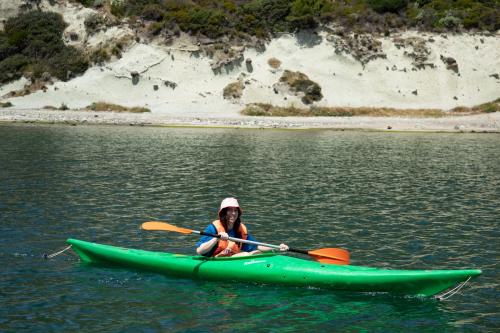 Kayakistas en la costa de Bosa