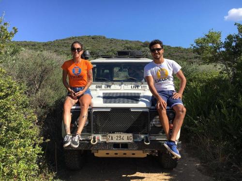 Niña y niño durante la excursión todoterreno