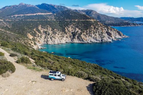 Vehículo todoterreno y vistas al mar