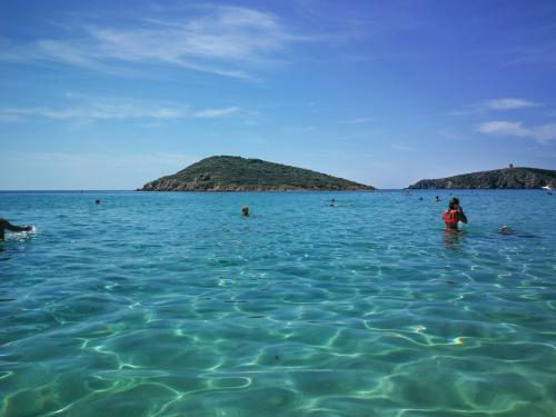 Mer cristalline dans la région de Chia pour la plongée en apnée lors d'une visite guidée au départ de Cagliari