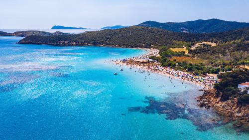 Mer cristalline dans la région de Chia pour la plongée en apnée lors d'une visite guidée au départ de Cagliari