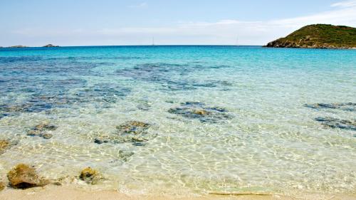 Mer cristalline dans la région de Chia pour la plongée en apnée lors d'une visite guidée au départ de Cagliari