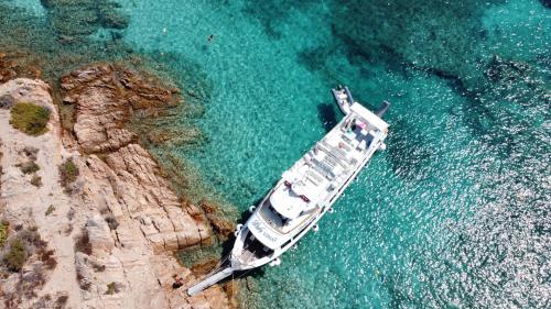 Boat arrives in the coast for disembarkation