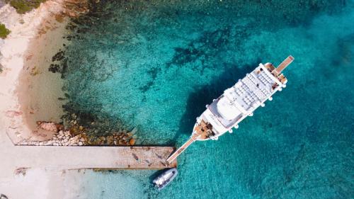 Veduta dall'alto della motonave nel mare dell'Arcipelago di La Maddalena