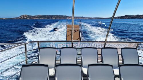 Dettaglio della motonave nell'Arcipelago di La Maddalena, Sardegna