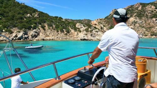 Dettaglio della motonave nell'Arcipelago di La Maddalena, Sardegna