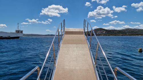 Dettaglio della motonave nell'Arcipelago di La Maddalena, Sardegna