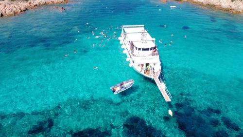Tappa della motonave durante la mini crociera nell'Arcipelago di La Maddalena