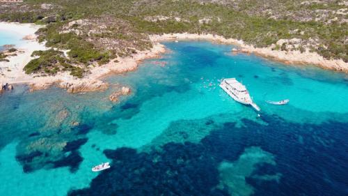 Veduta dall'alto della motonave nel mare dell'Arcipelago di La Maddalena