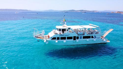Veduta dall'alto della motonave nel mare dell'Arcipelago di La Maddalena
