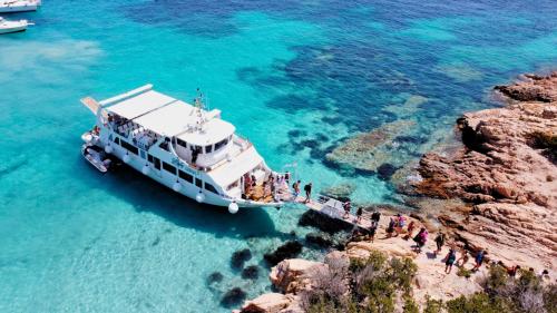 Veduta dall'alto della motonave nel mare dell'Arcipelago di La Maddalena
