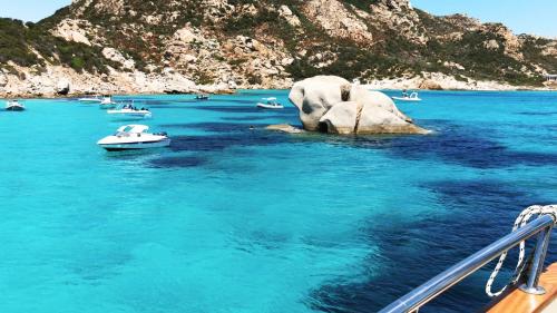 Tappa della motonave durante la mini crociera nell'Arcipelago di La Maddalena