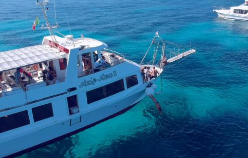 Boot mit Passagieren an Bord