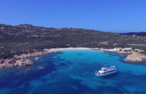 Boot im Meer von La Maddalena