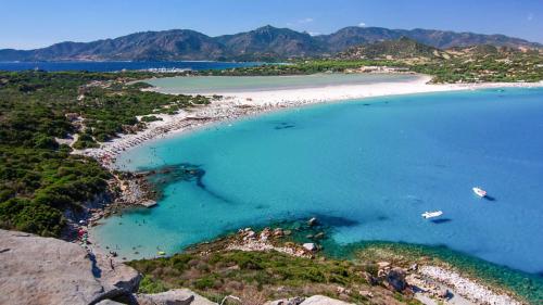 Panoramafoto des Strandes von Villasimius und des türkisfarbenen Meeres, in dem man schnorcheln kann