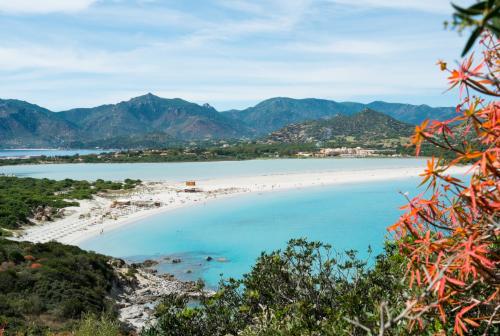 Panoramafoto des Strandes von Villasimius und des türkisfarbenen Meeres, in dem man schnorcheln kann