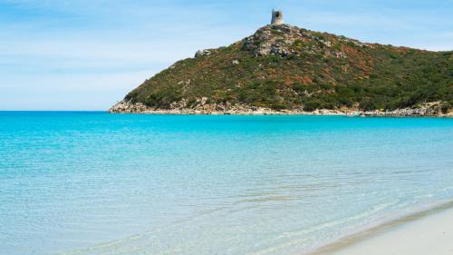 Sabbia bianca e mare blu della zona di Villasimius durante tour con guida delle spiagge