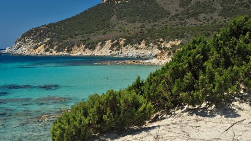 Halt an einem Strand in Villasimius und kristallklarem Meer